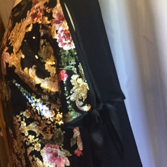 Sequined front ladies top with peek a boo sleeves that tie in size med. - Picture 8 of 13